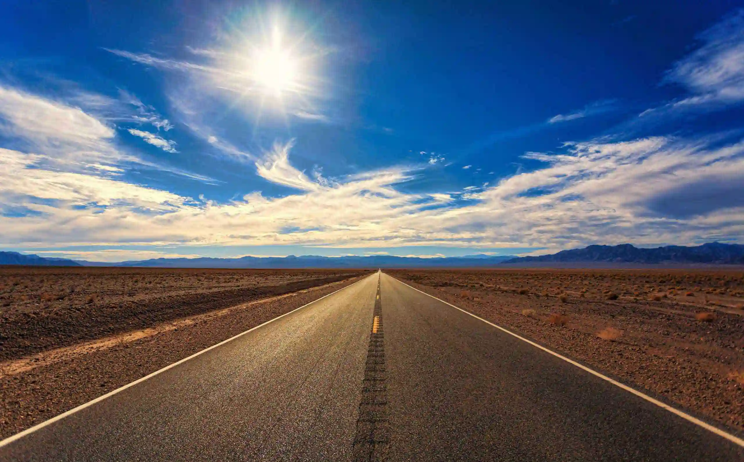 Weite Straße am Horizont unter einem offenen Himmel als Symbol für Transformationsbegleitung und nachhaltige Veränderung. Das Bild steht für Orientierung, gemeinsame Entwicklung, Zukunftsgestaltung, agile Transformation, Organisationsentwicklung, Change Management und den Weg zu einer modernen Unternehmenskultur.